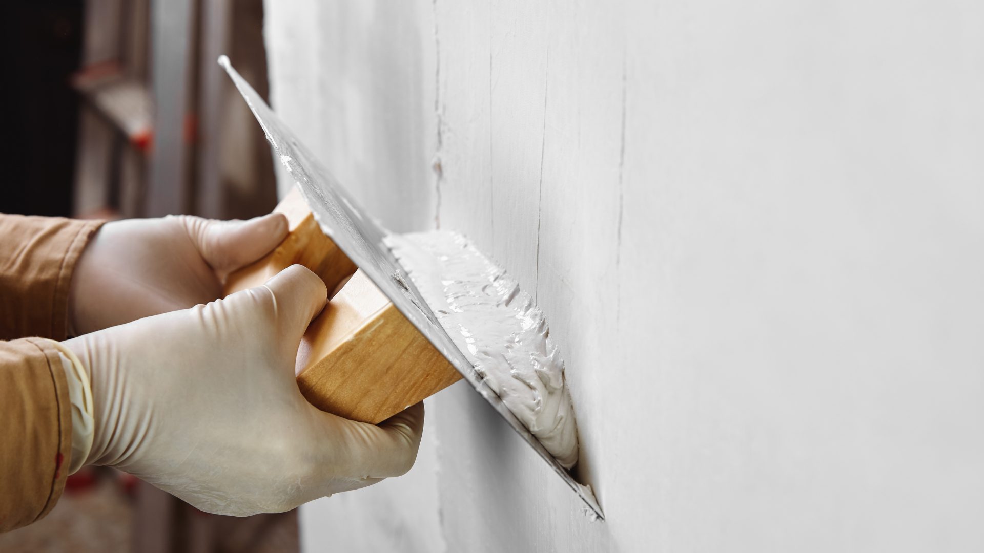 Spachtel- und Vorarbeiten für glatte Oberflächen von Schumacher Malerbetrieb